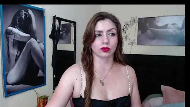 AnthonelaBella online show from April 8, 2026, 4:07 pm