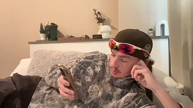 younghungginger online show from December 1, 2024, 8:42 pm