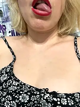 Yourdirtybitch online show from October 17, 2025, 1:14 pm