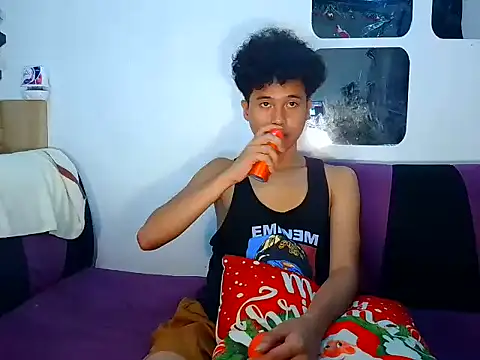 Snapshot of Asiantwink21 chatting on December 18, 2025, 1:11 am Asiantwink21 online show from December 18, 2025, 1:11 am