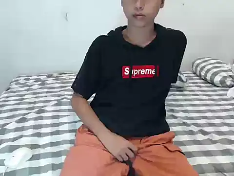 Snapshot of Asiantwink21 chatting on January 11, 2026, 8:25 pm Asiantwink21 online show from January 11, 2026, 8:25 pm