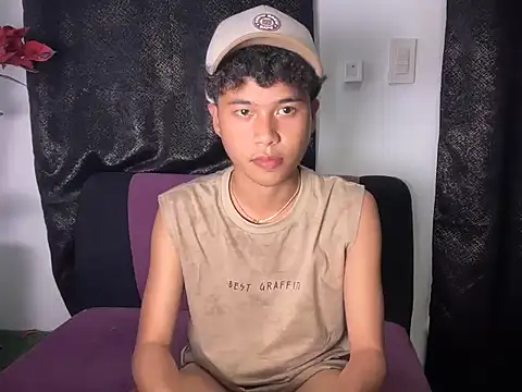 Snapshot of Asiantwink21 chatting on January 14, 2026, 1:50 pm Asiantwink21 online show from January 14, 2026, 1:50 pm