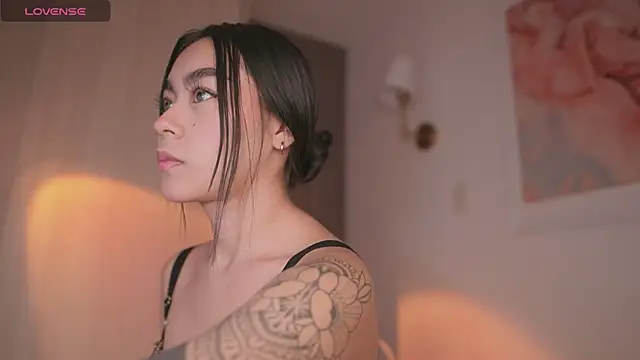 Snapshot of GigiLee_ chatting on October 14, 2025, 10:32 pm GigiLee online show from October 14, 2025, 10:32 pm