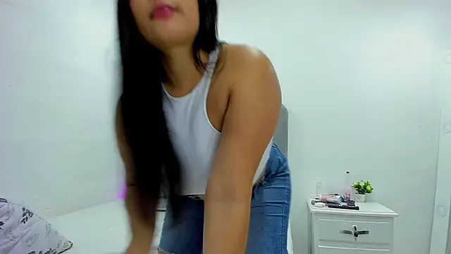 Snapshot of andrea_osorio_ chatting on February 7, 2025, 1:43 pm andrea osorio online show from February 7, 2025, 1:43 pm