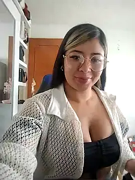 Snapshot of Ariana-pp03 chatting on March 17, 2025, 12:57 pm Ariana-pp03 online show from March 17, 2025, 12:57 pm