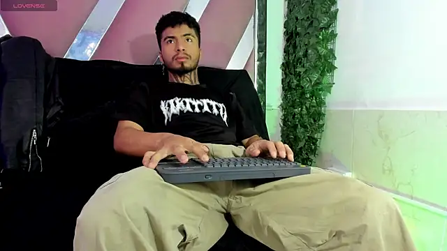 Snapshot of JuanCamiilo_66 chatting on March 3, 2026, 1:06 pm JuanCamiilo 66 online show from March 3, 2026, 1:06 pm