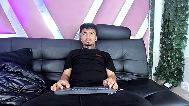 Snapshot of JuanCamiilo_66 chatting on March 20, 2026, 2:05 am JuanCamiilo 66 online show from March 20, 2026, 2:05 am