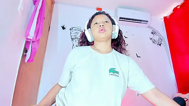 Emily Coper18 online show from January 15, 2026, 2:21 pm