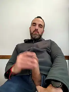 Snapshot of leon3875 chatting on October 3, 2025, 3:42 pm leon3875 online show from October 3, 2025, 3:42 pm