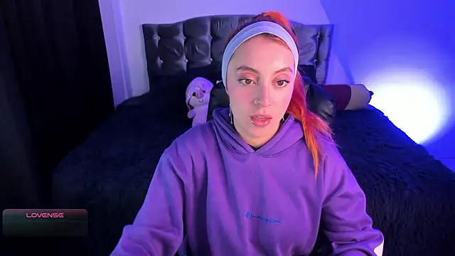 Snapshot of Violetaarey chatting on February 21, 2026, 3:18 am Violetaarey online show from February 21, 2026, 3:18 am