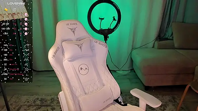 Snapshot of falcon_baby chatting on October 4, 2025, 6:39 pm falcon baby online show from October 4, 2025, 6:39 pm