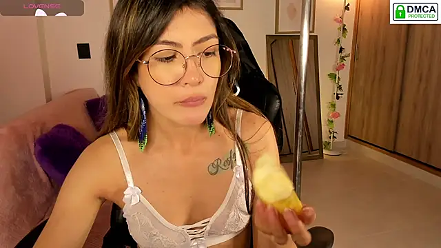 Lilabril online show from November 30, 2025, 2:32 pm