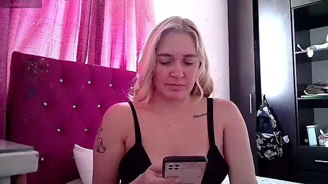 Snapshot of Izury_Blondee chatting on October 22, 2025, 8:08 pm Izury Blondee online show from October 22, 2025, 8:08 pm