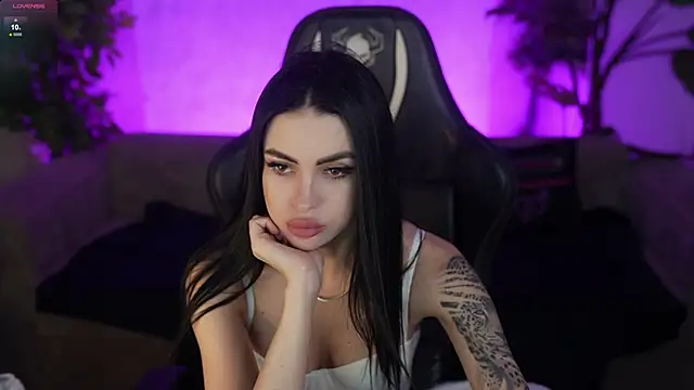 Snapshot of Tina_Breeze chatting on March 9, 2026, 8:18 am Tina Breeze online show from March 9, 2026, 8:18 am