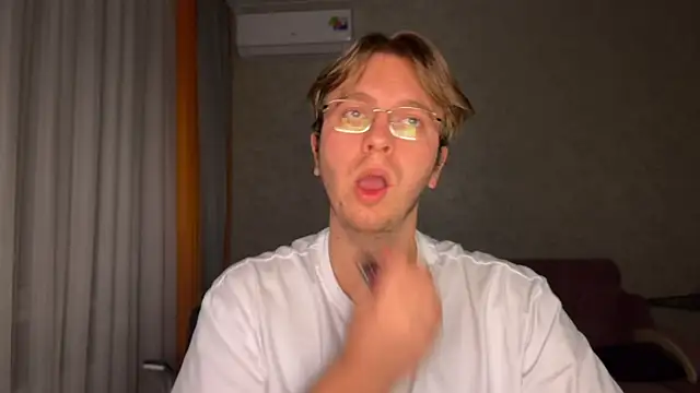 Snapshot of kiopiggy chatting on November 30, 2025, 10:03 pm kiopiggy online show from November 30, 2025, 10:03 pm