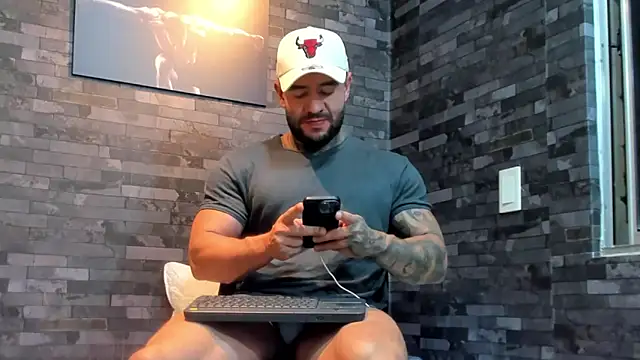 Snapshot of BruceDallas chatting on February 6, 2026, 11:52 pm BruceDallas online show from February 6, 2026, 11:52 pm