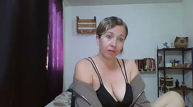 Snapshot of charlott_ponce chatting on February 7, 2025, 6:24 pm charlott ponce online show from February 7, 2025, 6:24 pm