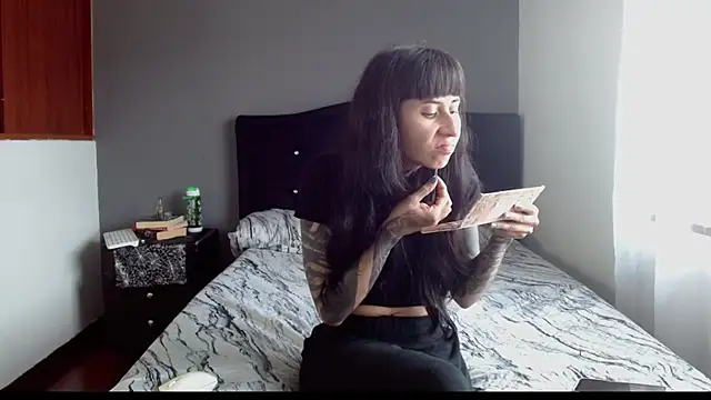 Snapshot of Emilia_1995 chatting on December 3, 2025, 7:12 pm Emilia 1995 online show from December 3, 2025, 7:12 pm