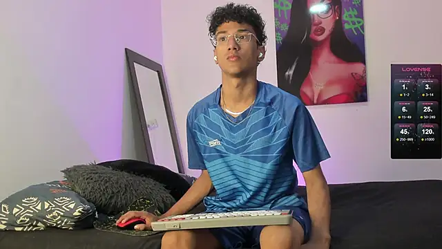 Snapshot of harrytwink18 chatting on February 20, 2025, 1:08 pm harrytwink18 online show from February 20, 2025, 1:08 pm