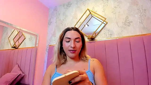 Snapshot of TomLondon_ chatting on December 21, 2025, 11:50 am TomLondon online show from December 21, 2025, 11:50 am