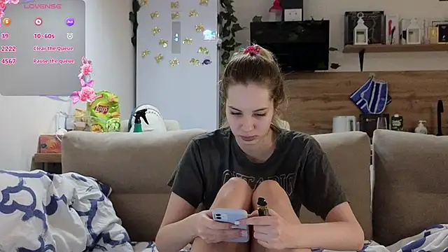 Girl alone home online show from March 9, 2025, 3:16 pm