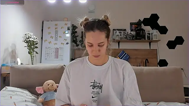 Girl alone home online show from October 29, 2025, 3:14 pm