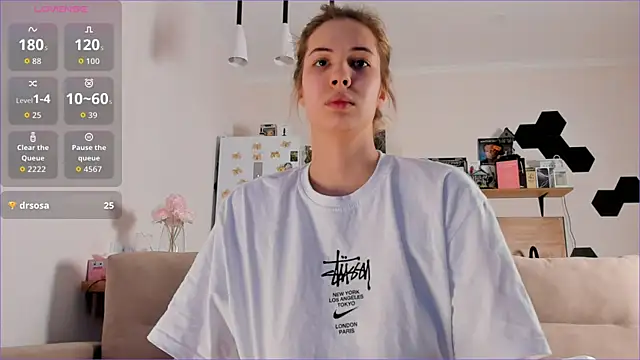 Girl alone home online show from November 16, 2025, 4:40 am