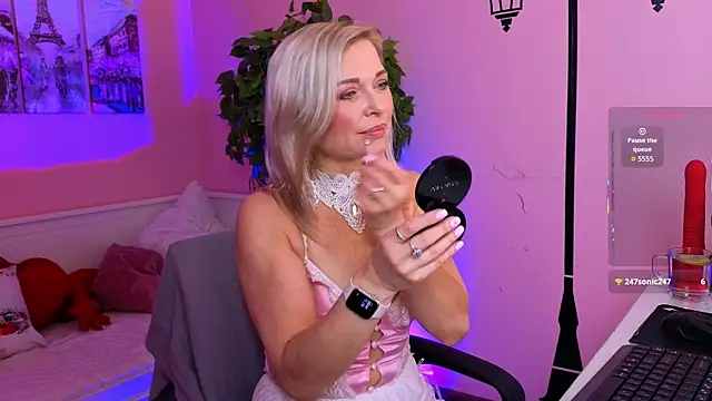 Snapshot of Gloria_Lovely chatting on July 21, 2026, 11:01 am Gloria Lovely online show from July 21, 2026, 11:01 am