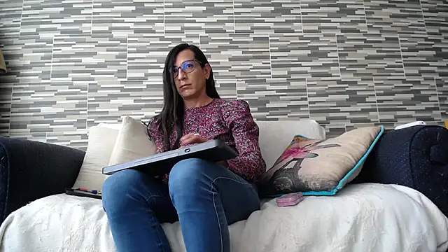 VioletaGomezCo online show from November 18, 2025, 8:57 pm