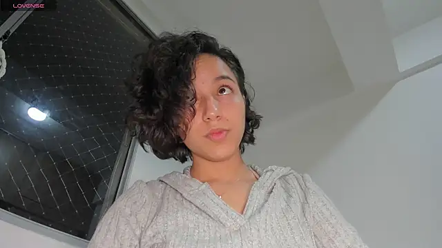 laura-hills18 online show from October 1, 2025, 12:16 am