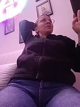 karlamorris  online show from November 10, 2025, 1:32 pm