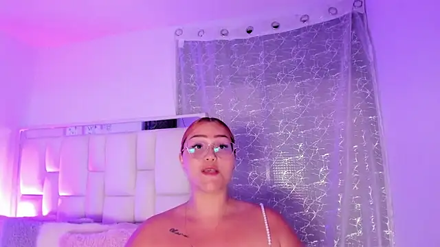 Snapshot of LeahxBarker chatting on December 3, 2025, 2:41 am LeahxBarker online show from December 3, 2025, 2:41 am