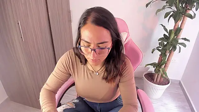 Sofi Martinezz0 online show from October 23, 2025, 5:01 pm