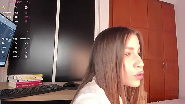 Snapshot of LynnSam_ chatting on February 3, 2026, 10:59 pm LynnSam online show from February 3, 2026, 10:59 pm