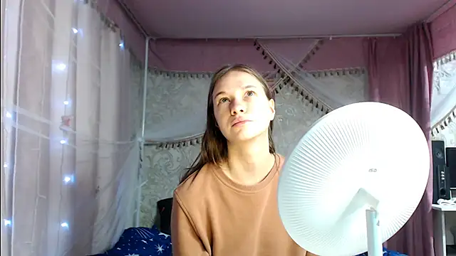 Snapshot of leila_bambi_ chatting on November 12, 2025, 2:45 am leila bambi online show from November 12, 2025, 2:45 am