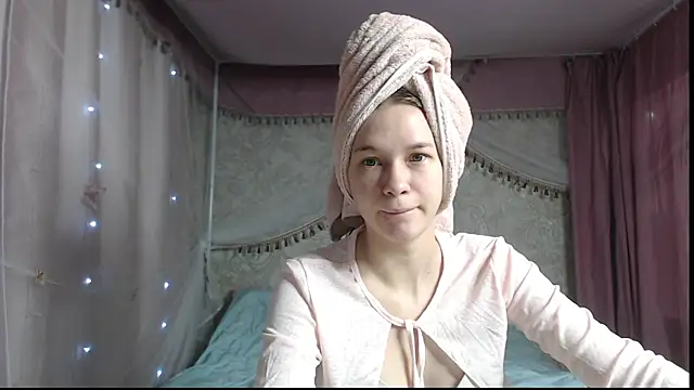 Snapshot of leila_bambi_ chatting on December 19, 2025, 9:44 pm leila bambi online show from December 19, 2025, 9:44 pm