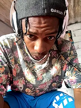 Snapshot of Larry-n-clouds chatting on November 28, 2025, 5:04 pm Larry-n-clouds online show from November 28, 2025, 5:04 pm