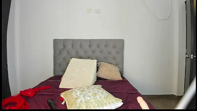 Snapshot of Nicol_Swift_ chatting on February 6, 2025, 2:55 am Nicol Swift  online show from February 6, 2025, 2:55 am