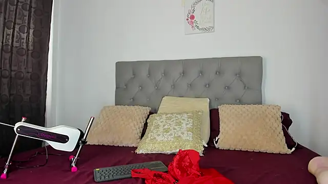 Snapshot of Nicol_Swift_ chatting on October 10, 2025, 9:47 pm Nicol Swift  online show from October 10, 2025, 9:47 pm