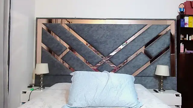 KarlaTesg online show from December 2, 2025, 10:42 am