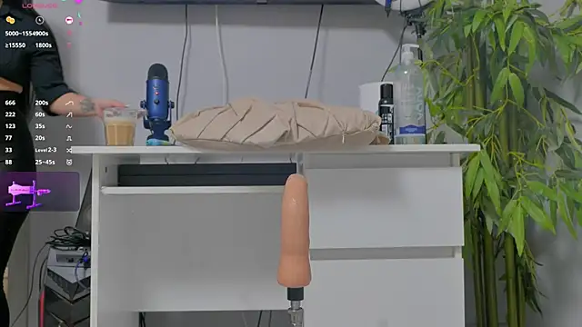 Snapshot of luckyalice_ chatting on November 9, 2025, 7:56 pm luckyalice online show from November 9, 2025, 7:56 pm