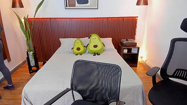 KatherineBond online show from September 11, 2025, 7:47 pm