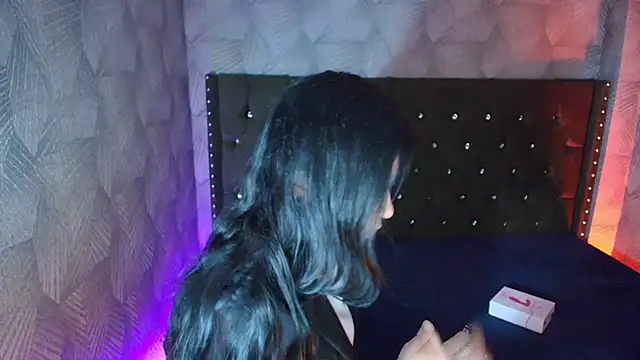 AnnaliOlsenX online show from July 8, 2026, 6:23 pm