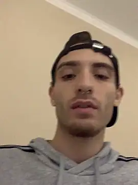 Snapshot of LaMaterialista chatting on October 21, 2025, 11:05 pm LaMaterialista online show from October 21, 2025, 11:05 pm