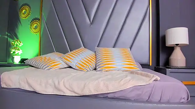 BrendaAdams  online show from October 8, 2025, 10:46 am