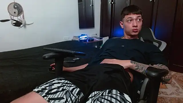 Snapshot of aaron_blug chatting on November 3, 2025, 9:59 pm aaron blug online show from November 3, 2025, 9:59 pm