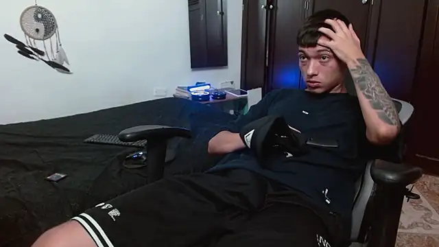 Snapshot of aaron_blug chatting on November 4, 2025, 5:23 pm aaron blug online show from November 4, 2025, 5:23 pm