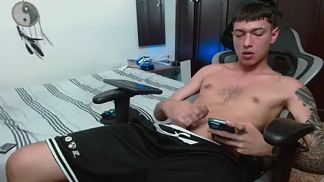 Snapshot of aaron_blug chatting on November 7, 2025, 4:51 pm aaron blug online show from November 7, 2025, 4:51 pm