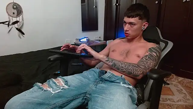 Snapshot of aaron_blug chatting on November 10, 2025, 1:48 am aaron blug online show from November 10, 2025, 1:48 am