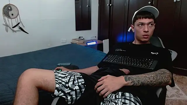 Snapshot of aaron_blug chatting on December 20, 2025, 4:14 pm aaron blug online show from December 20, 2025, 4:14 pm